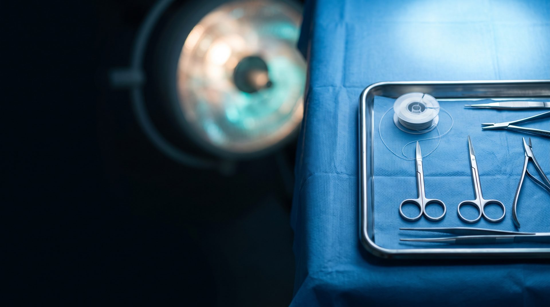 Instrumentos cirúrgicos delicados usados na correção do freio curto — Dr. Fernando Leone, urologista em BH
